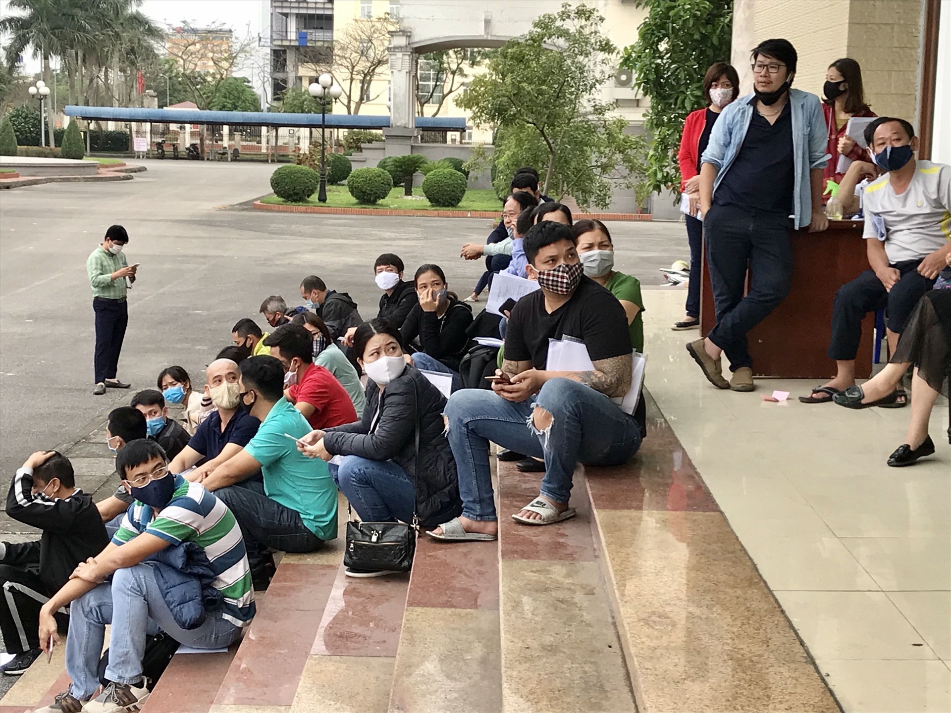 Sau 2 ngày vật vã, đến trưa 11.4, UBND TP Hải Phòng quyết định dừng cấp giấy xác nhận phương tiện vận tải ra vào thành phố. Ảnh Mai Dung