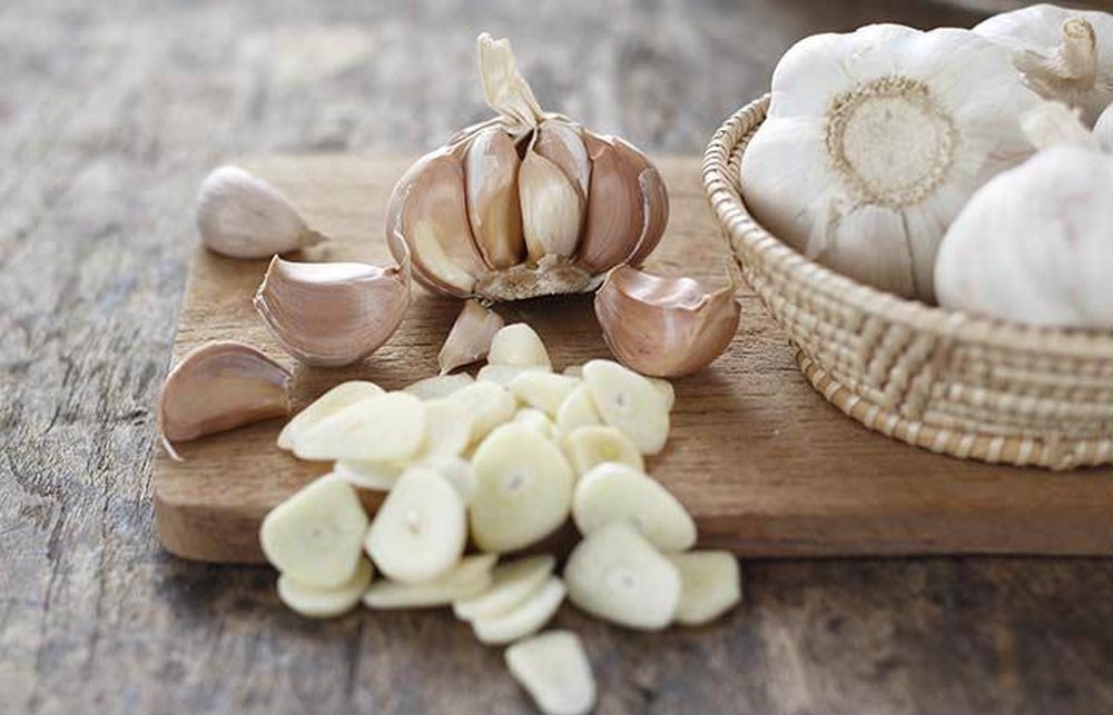 Cách đuổi muỗi bằng tỏi. Ảnh minh họa
