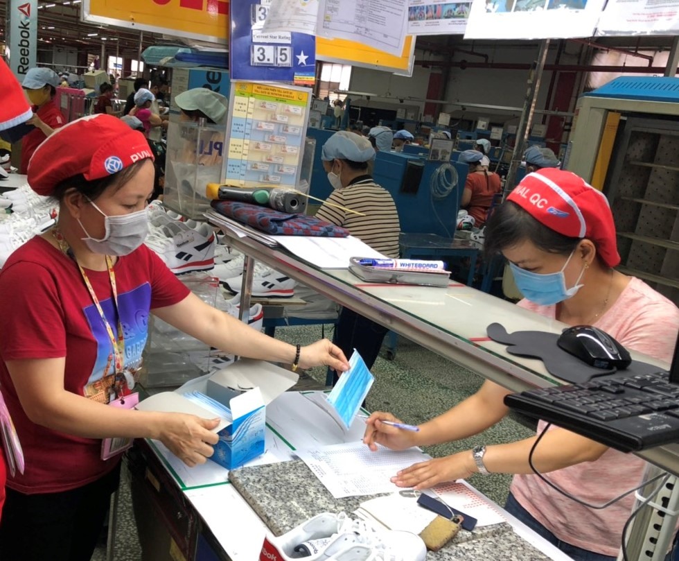 Công ty PouYuen phát cho 62.000 công nhân mỗi người một khẩu trang y tế để phòng chống lây nhiễm dịch COVID-19. Ảnh Công đoàn Công ty PouYuen cung cấp.