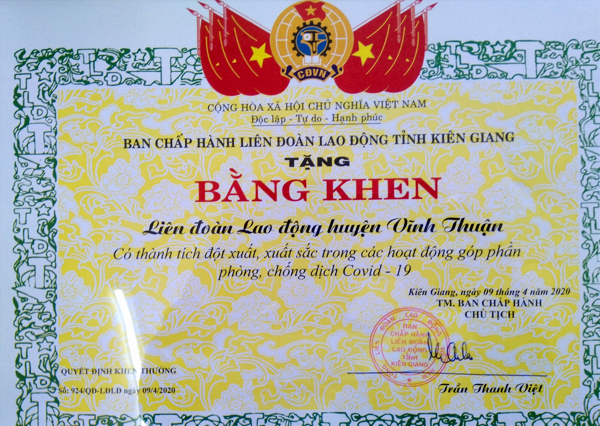 Bằng khen tặng LĐLĐ huyện Vĩnh Thuận. Ảnh: LT