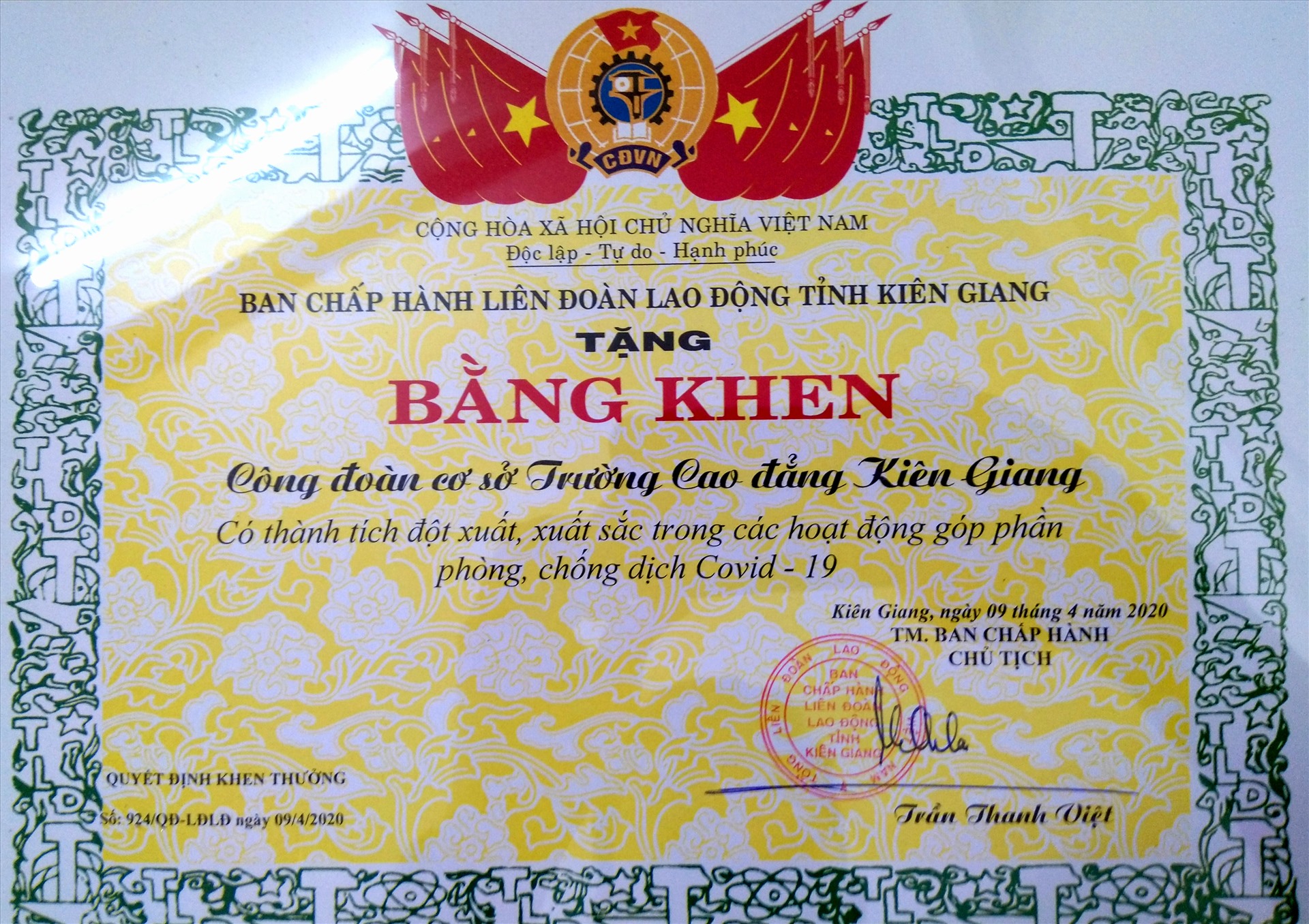 Bằng khen tặng CĐCS Trường Cao đẳng Kiên Giang. Ảnh: LT
