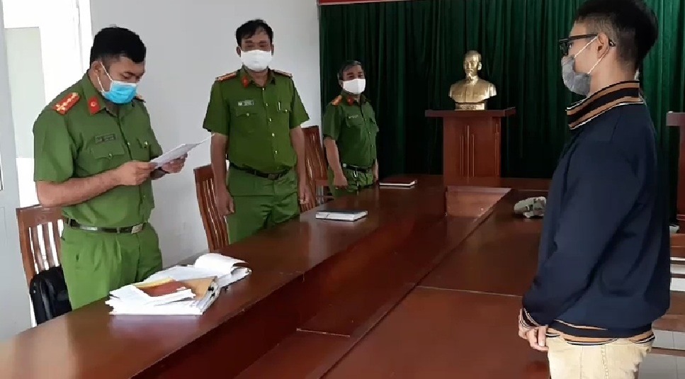 Đại diện Cơ quan Cảnh sát điều tra, Công an Quận 7 công bố Quyết định khởi tố bị can Huân. Ảnh: Công an cung cấp.
