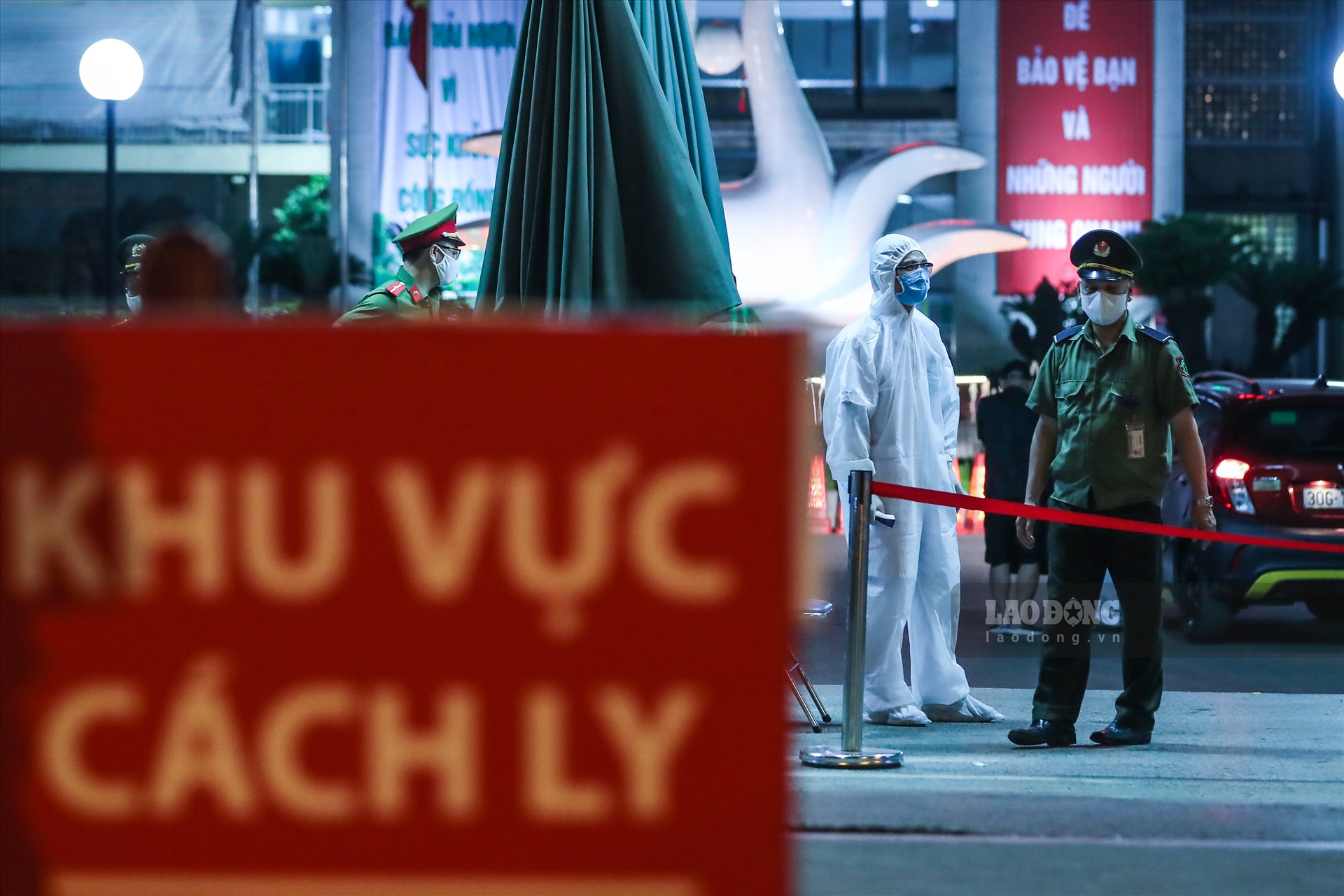 10h tối 11.4, các chốt cách ly vẫn tiếp tục hoạt động kiểm soát tại cổng bệnh viện Bạch Mai. Ảnh: Sơn Tùng