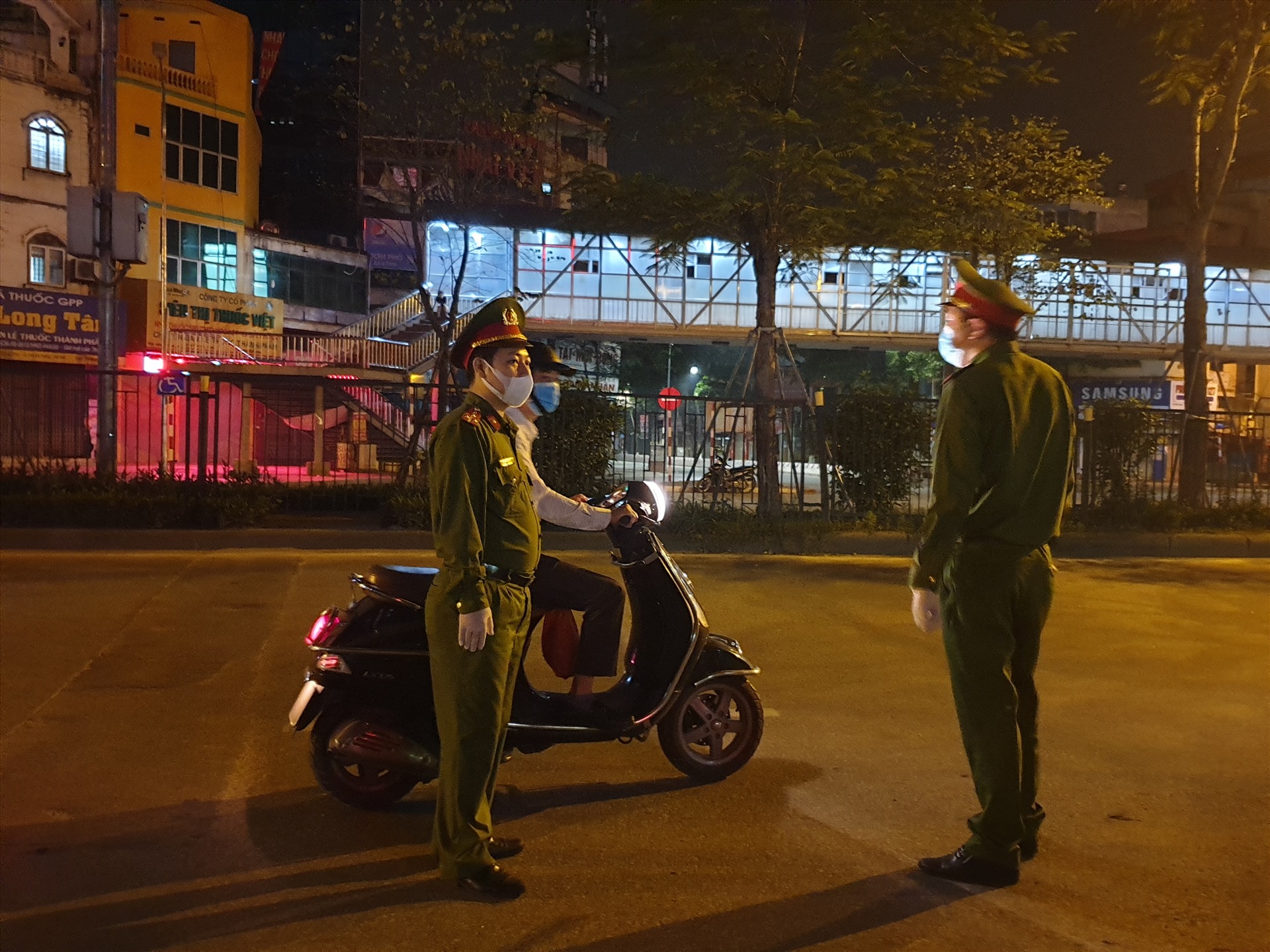 Lực lượng công an giải tỏa, trách ùn tắc phía bên ngoài cổng chính bệnh viện.