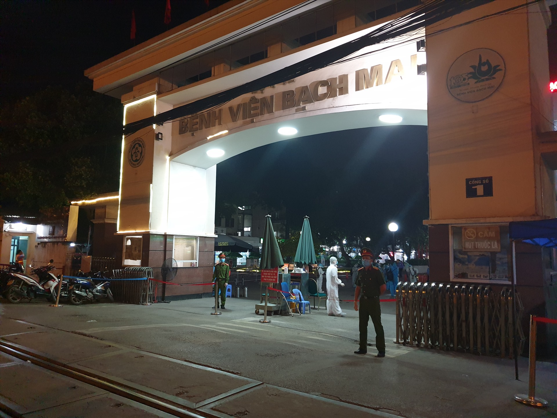 Trước thời điểm dỡ bỏ phong tỏa, có rất lực lượng công an làm nhiệm vụ tại đây.