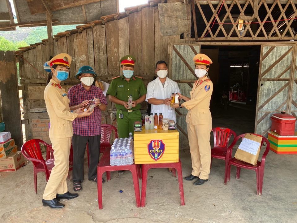 Nhiều phần quà ý nghĩa được trao với mong muốn mọi người cùng chung tay vượt qua dịch COVID-19. Ảnh: Linh Xong
