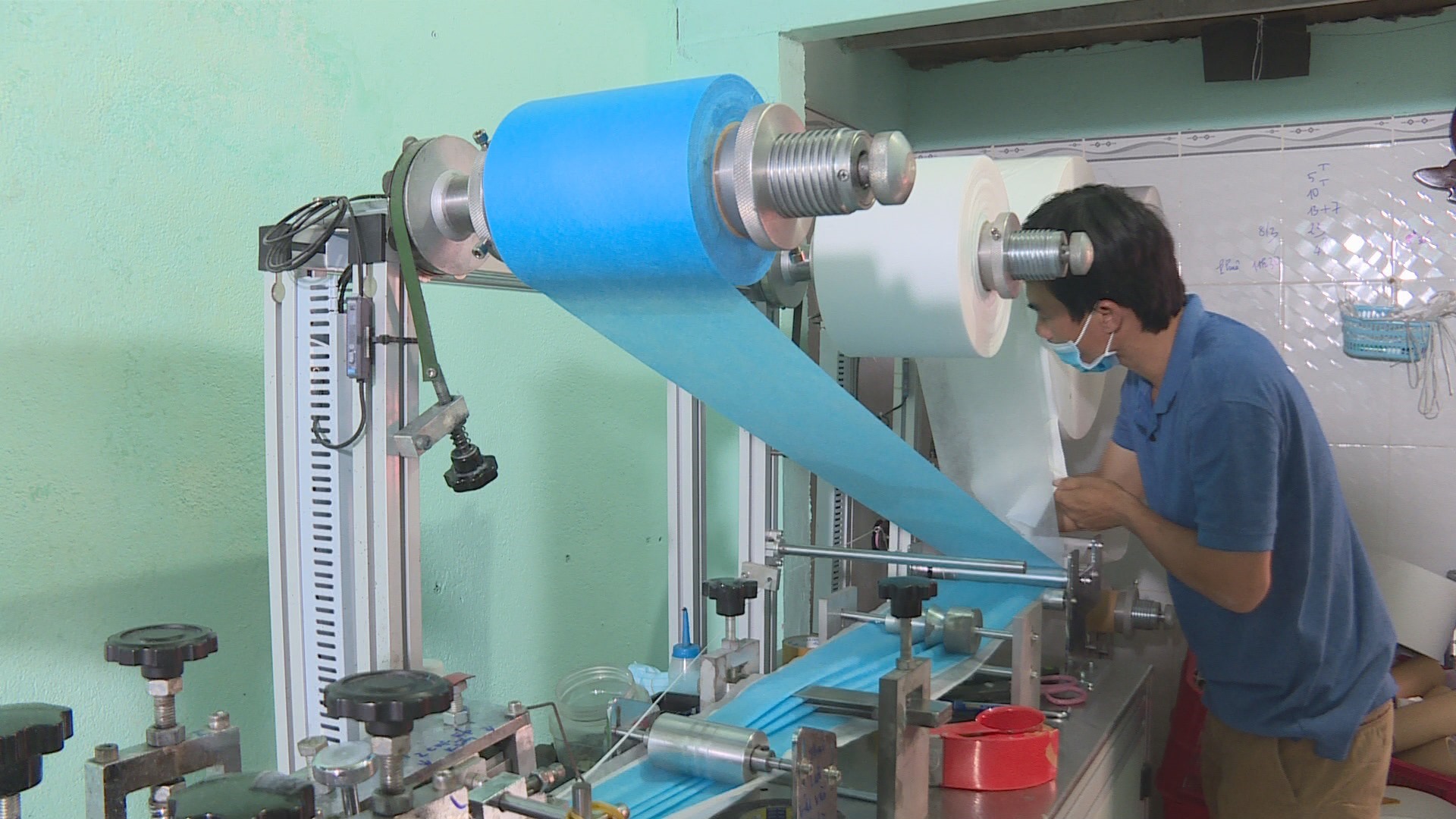 Công an thu giữ 50.000 cái khẩu trang y tế kháng khuẩn để phục vụ điều tra. Ảnh: Linh Xong