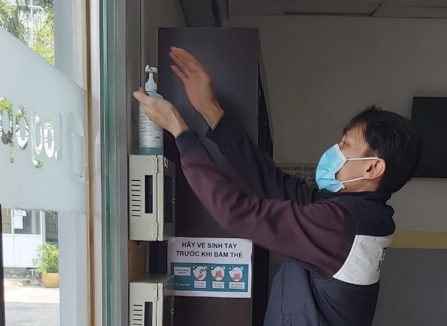 NLĐ rửa tay sát khuẩn.
