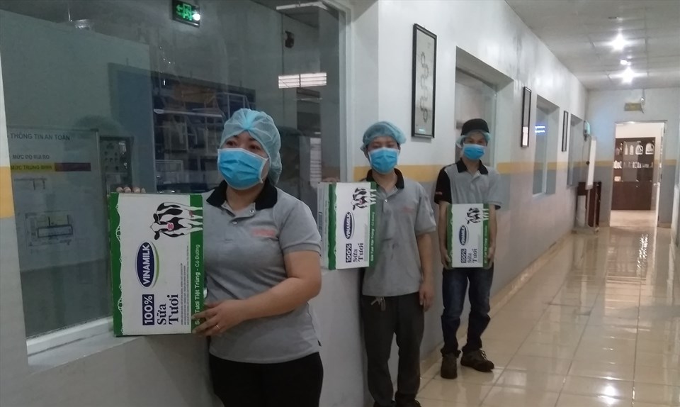 Công ty hỗ trợ 1 triệu đồng và 1 thùng sữa mỗi tháng cho người lao động tăng thêm sức khỏe, phòng chống dịch Công ty hỗ trợ 1 triệu đồng và 1 thùng sữa mỗi tháng cho người lao động tăng thêm sức khỏe, phòng chống dịch