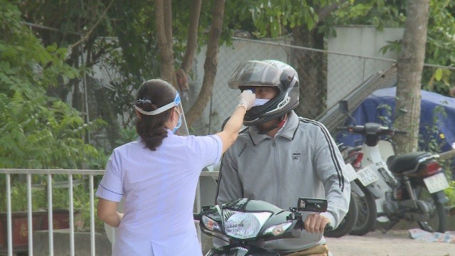 Đo thân nhiệt người đi đường để sàng lọc