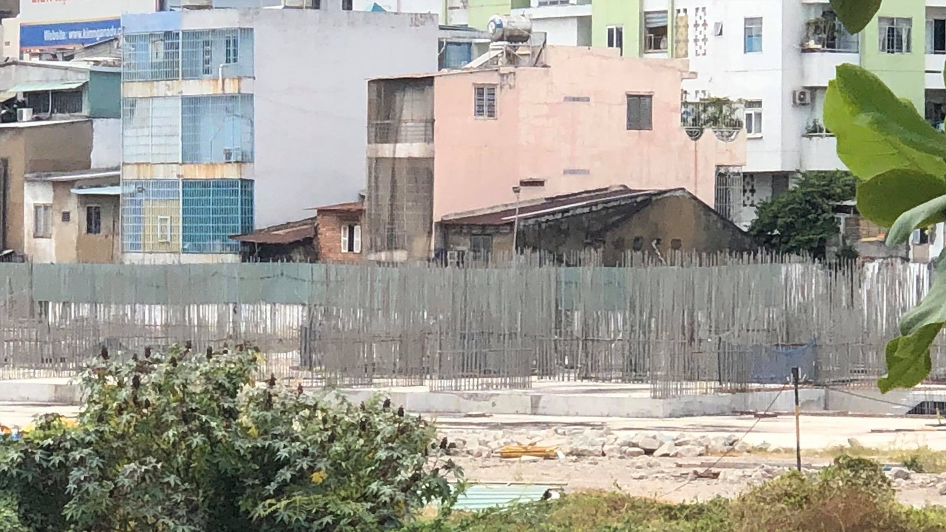 Việc cưỡng chế tháo dỡ các sai phạm cũng chưa được tiến hành. Ảnh: Anh Đức