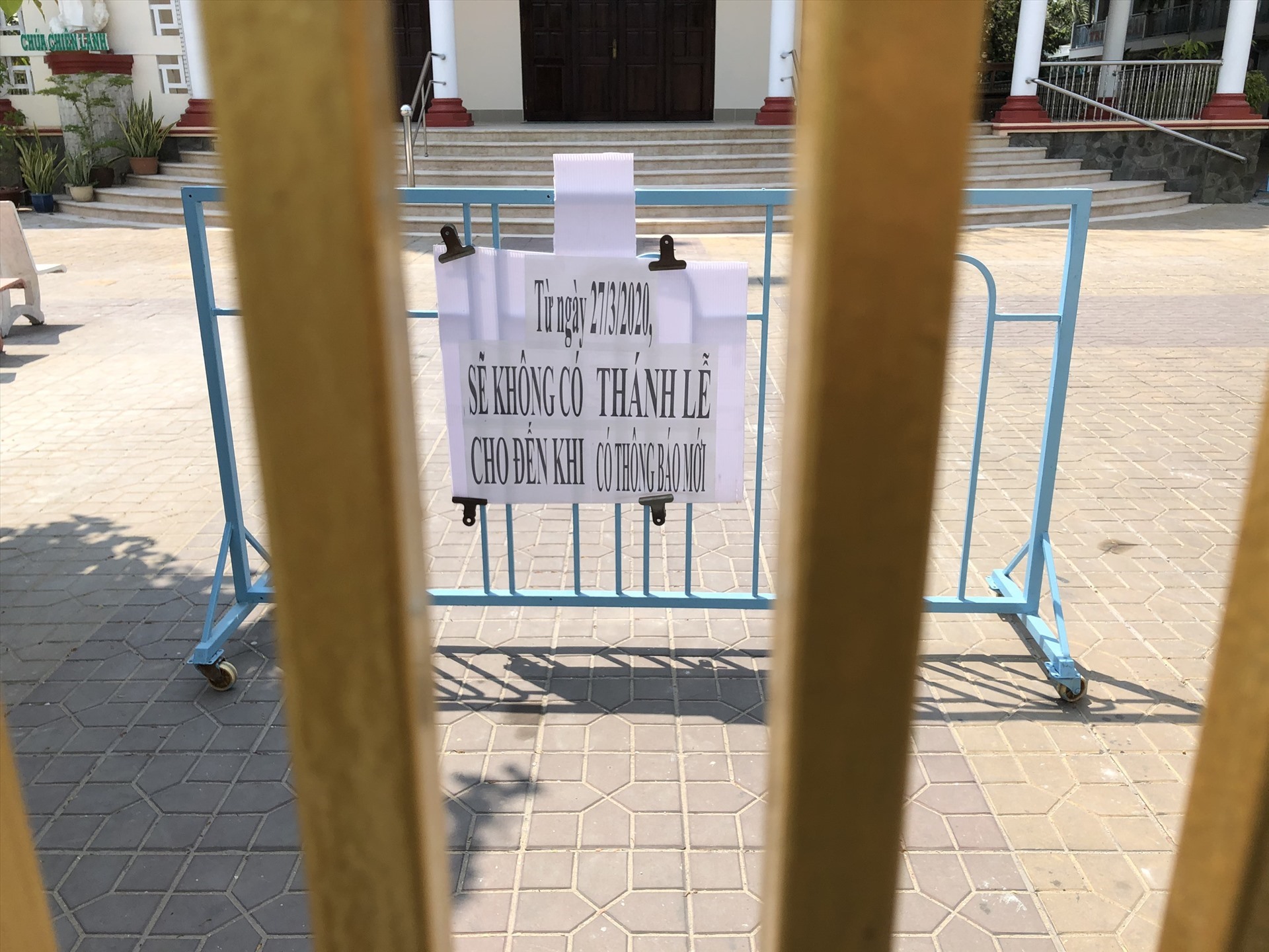 Một nhà thờ treo bảng thông báo “Từ ngày 27.3, sẽ không có thánh lễ cho đến khi có thông báo mới. Ảnh: Tr.L