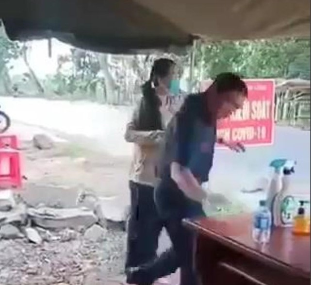 Ông Thanh đập bàn không chấp hành tại chốt kiểm dịch. Ảnh cắt từ video