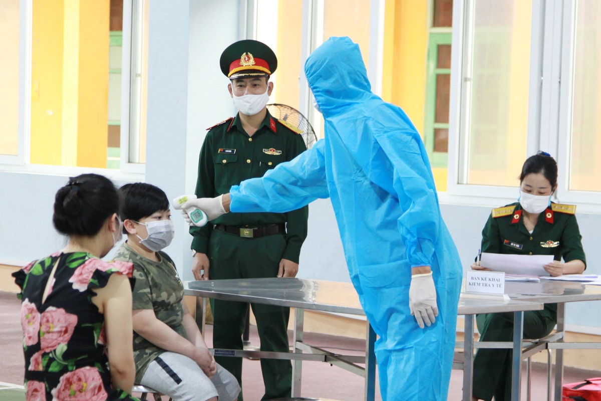 Kiểm tra sức khỏe lần cuối trước khi về nơi cư trú cho những người cách ly tại khu cách ly tập trung của Trung đoàn 244. Ảnh: Văn Đảm