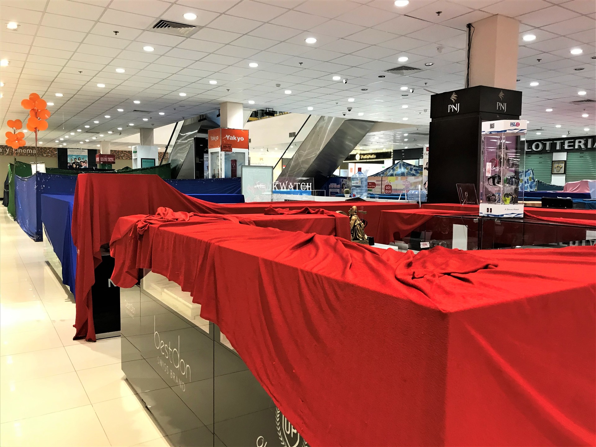 Trong những ngày thực hiện cách ly xã hội, một loạt cửa hàng bên trong siêu thị đã tạm đóng cửa. Ảnh: Bảo Trung