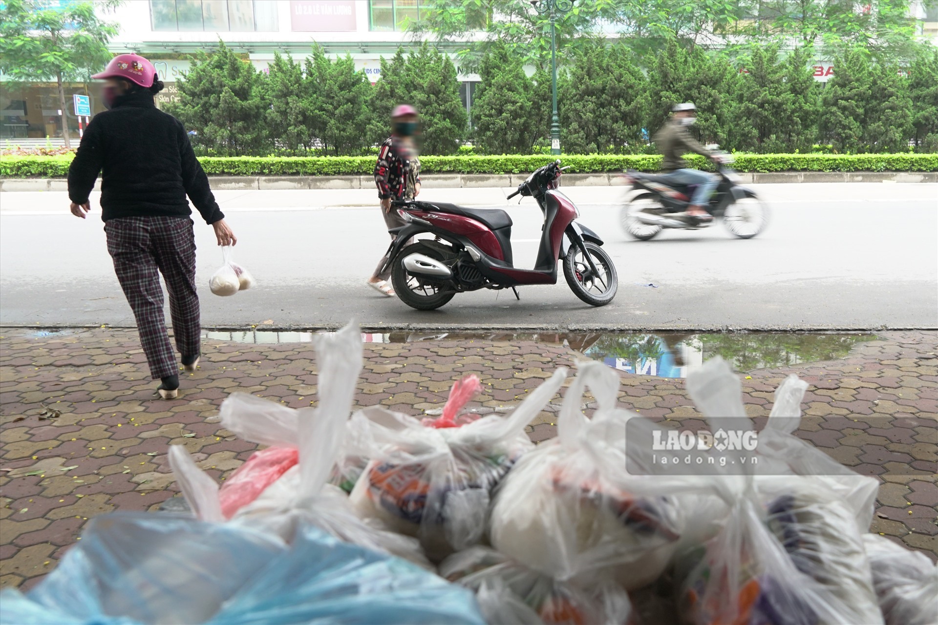 Đi xe tay ga SH đắt tiền nhưng đến nhận quà từ thiện dành cho người nghèo. Ảnh: Tạ Quang