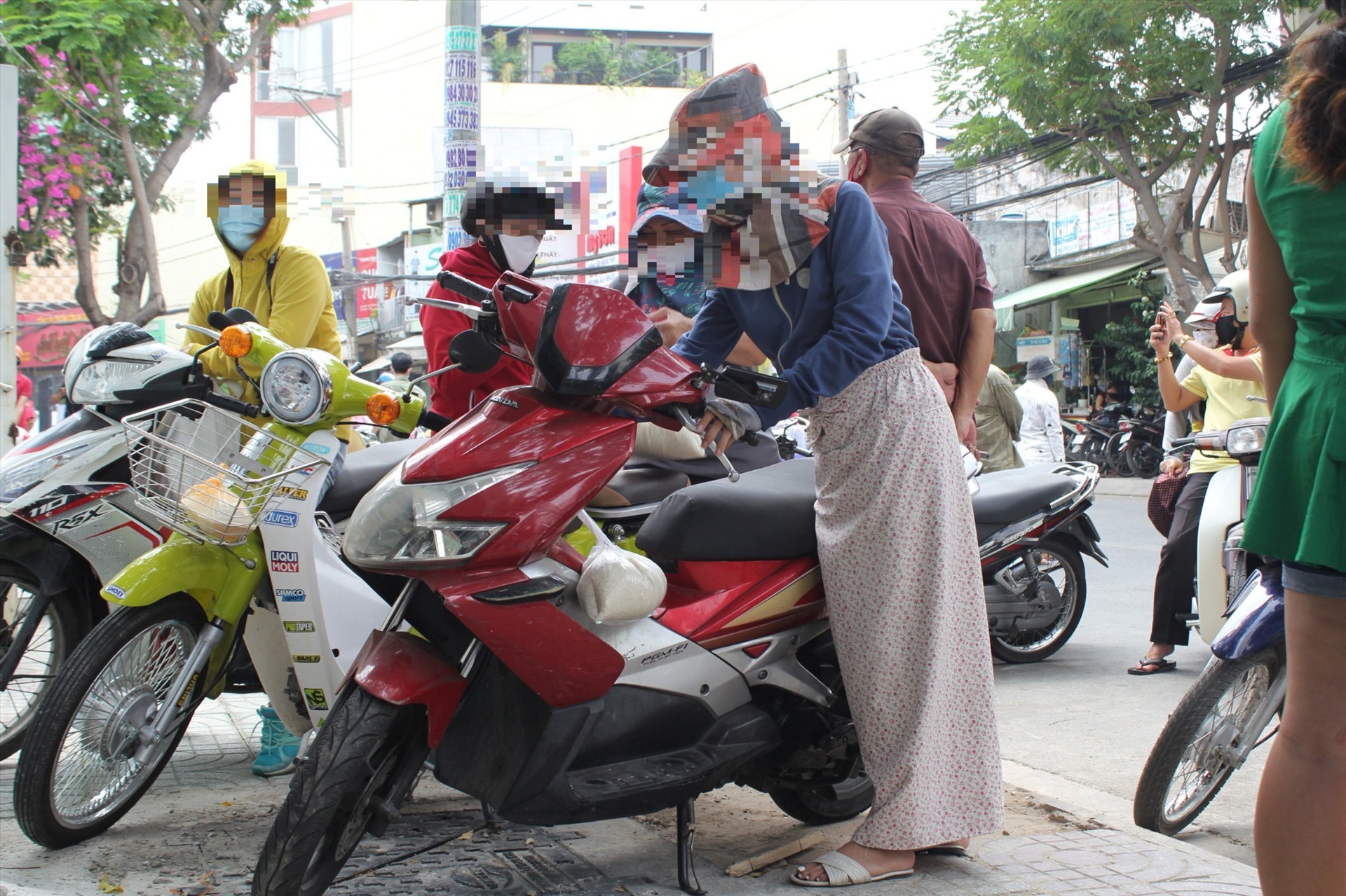 Một người có điều kiện nhưng đi nhận quà từ thiện tại TPHCM. Ảnh: Chân Phúc