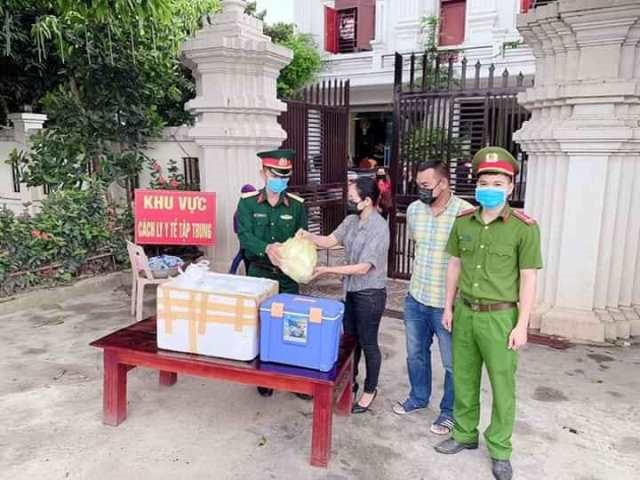 Chị Dung tặng bánh bao cho khu cách ly