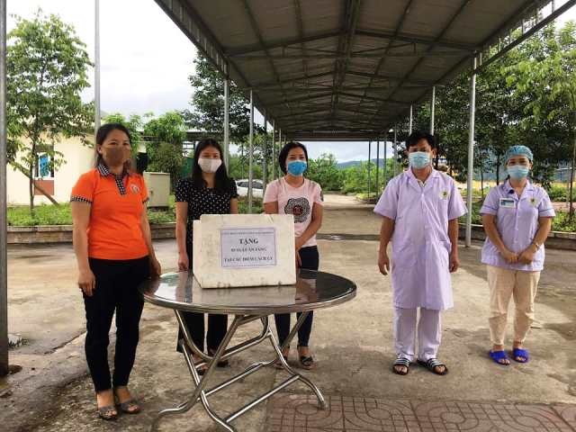Tặng bánh bao của Trường Mầm non Nam Hồng cho khu cách ly