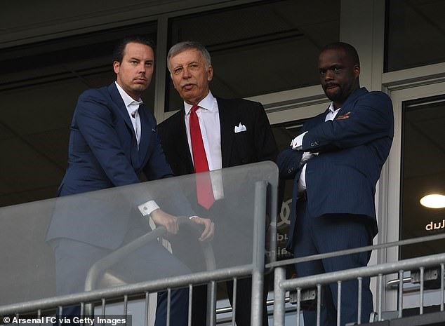Josh Kroenke (trái) và cha mình chứng kiến Arsenal đá tại Emirates. Ảnh: Getty.
