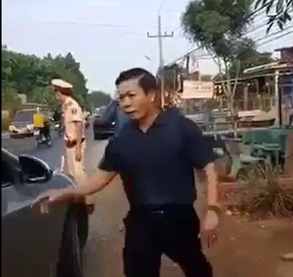 Ông Lưu Văn Thanh - Phó Chủ tịch HĐND huyện Hớn Quản không chấp hành tại chốt kiểm kịch.