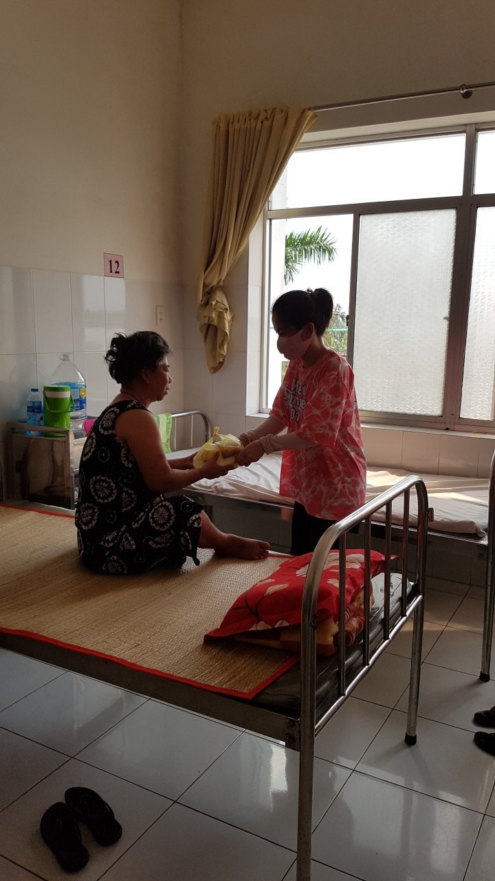 Trân trọng trao phần ăn cho bệnh nhân nghèo. Ảnh: K.Q
