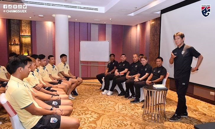 Dàn trợ lý của HLV Akira Nishino không có ai là người Nhật Bản. Ảnh: FAT.