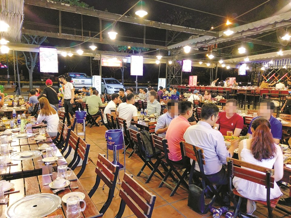 Những người uống nhiều rượu bia có nguy cơ bị viêm gan cao hơn. Ảnh: Tú Quân Những người uống nhiều rượu bia có nguy cơ bị viêm gan cao hơn. Ảnh: Tú Quân