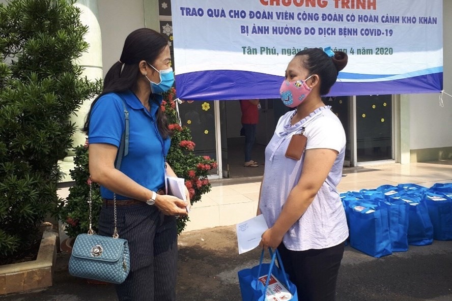 Tặng quà, chăm lo NLĐ có hoàn cảnh khó khăn do ảnh hưởng của dịch COVID-19 là một hoạt động trong Tháng Công nhân 2020. Ảnh Thu Hà