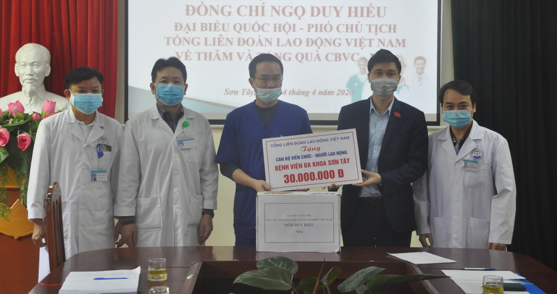 Đồng chí Ngọ Duy Hiểu trao 30 triệu đồng của Tổng LĐLĐVN động viên cán bộ, đoàn viên, người lao động Bệnh viện đa khoa Sơn Tây. Ảnh: Quế Chi