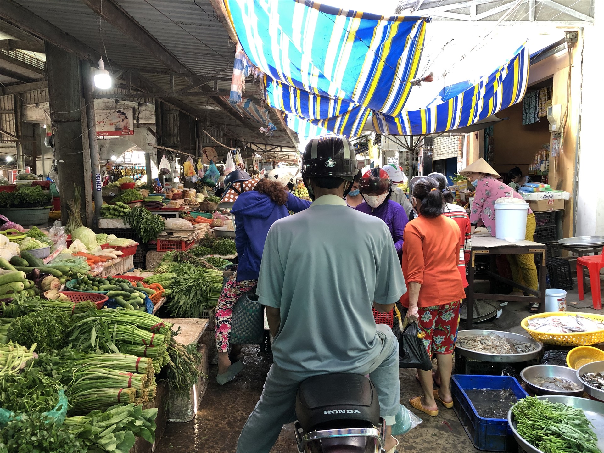 Vẫn họp chợ bình thường khoản cách 2 m bị bỏ quên (ảnh Nhật Hồ)