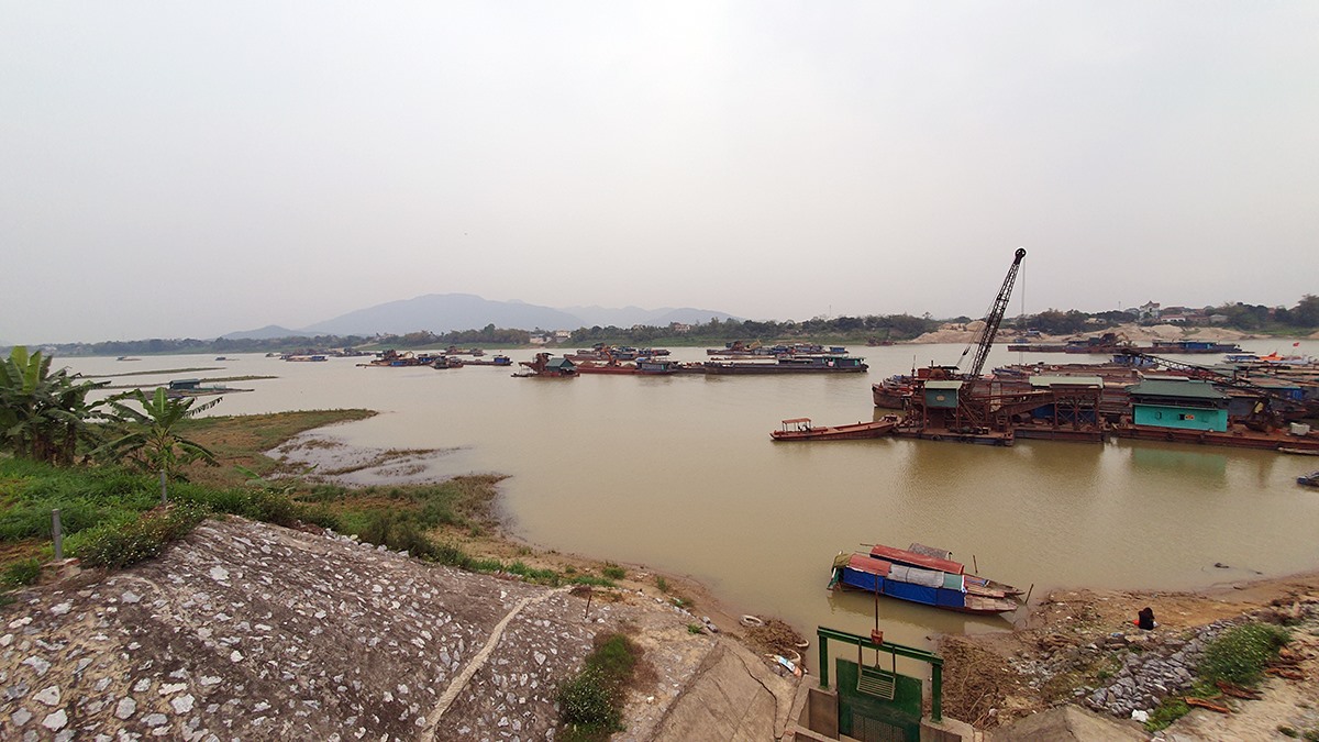 Cảnh thường thấy tại dòng sông Lô trước thời điểm dịch bệnh: Tàu bè dàn trận trên sông, nước đục ngầu.