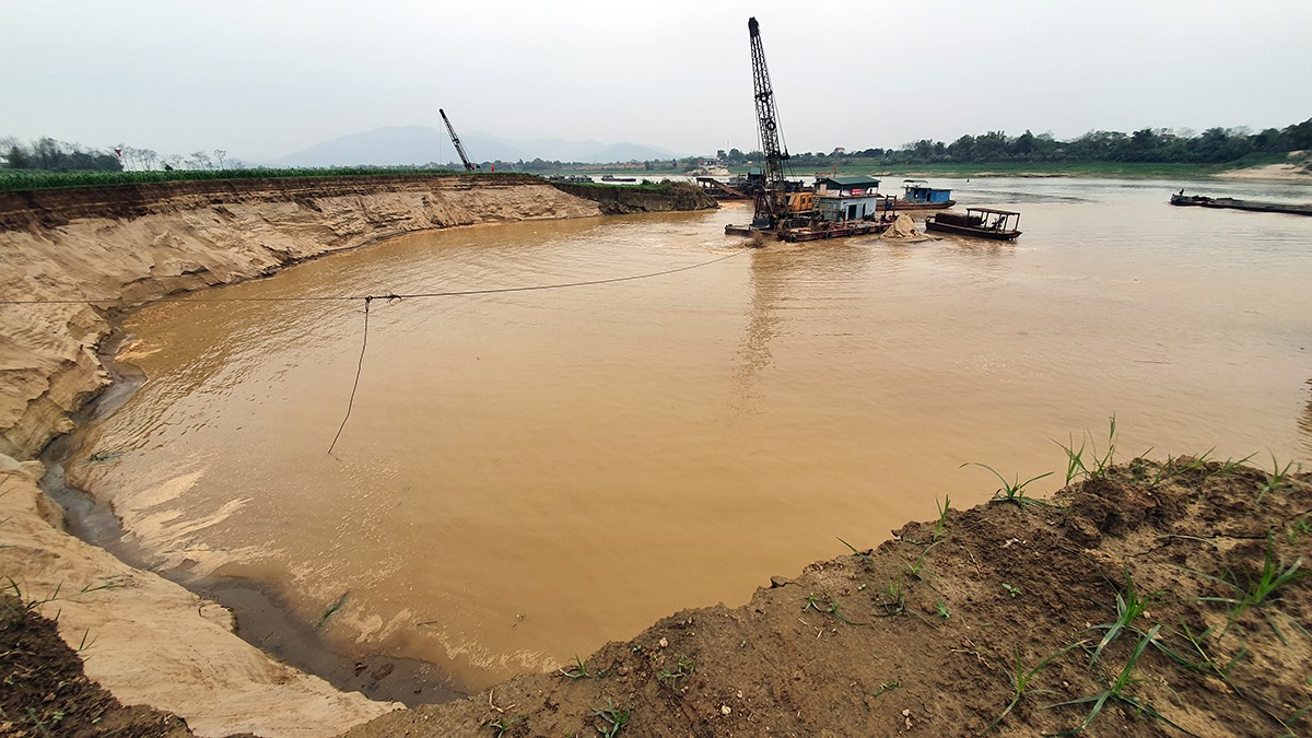 Đất canh tác cùng hoa màu sạt lở hết xuống sông vì tàu cát khai thác quá gần bờ.