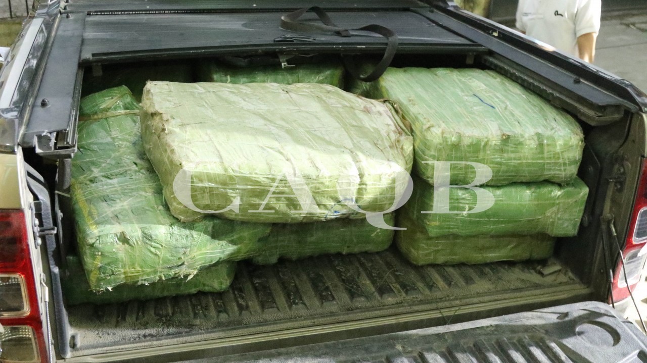 Số ma túy “khủng” được cất giấu sau xe bán tải. Ảnh: CAQB