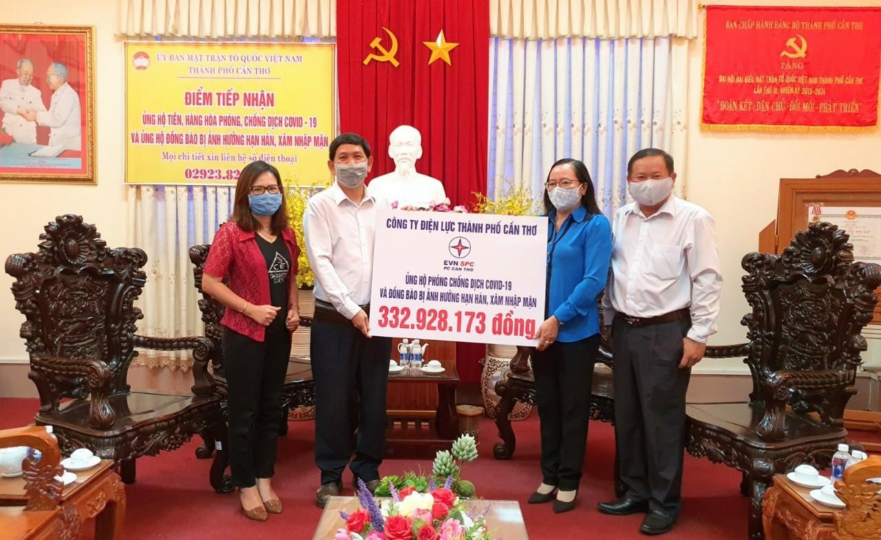 Công ty Điện lực Thành phố Cần Thơ chuyển trên 330 triệu đồng đến Ủy Ban Mặt trận Tổ quốc Việt Nam Thành phố Cần Thơ để ủng hộ phòng chống dịch COVID-19 và đồng bào bị ảnh hưởng hạn hán, xâm nhập mặn. Ảnh Đình Hoàng