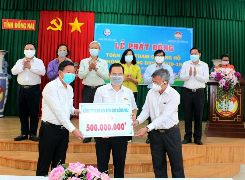 Đại diện Công ty Điện lực Đồng Nai (thuộc EVNSPC) chuyển đến Ủy Ban Mặt trận Tổ quốc Việt Nam tỉnh Đồng Nai 500 triệu đồng để ủng hộ phòng chống dịch COVID-19. Ảnh Đình Hoàng Đại diện Công ty Điện lực Đồng Nai (thuộc EVNSPC) chuyển đến Ủy Ban Mặt trận Tổ quốc Việt Nam tỉnh Đồng Nai 500 triệu đồng để ủng hộ phòng chống dịch COVID-19. Ảnh Đình Hoàng