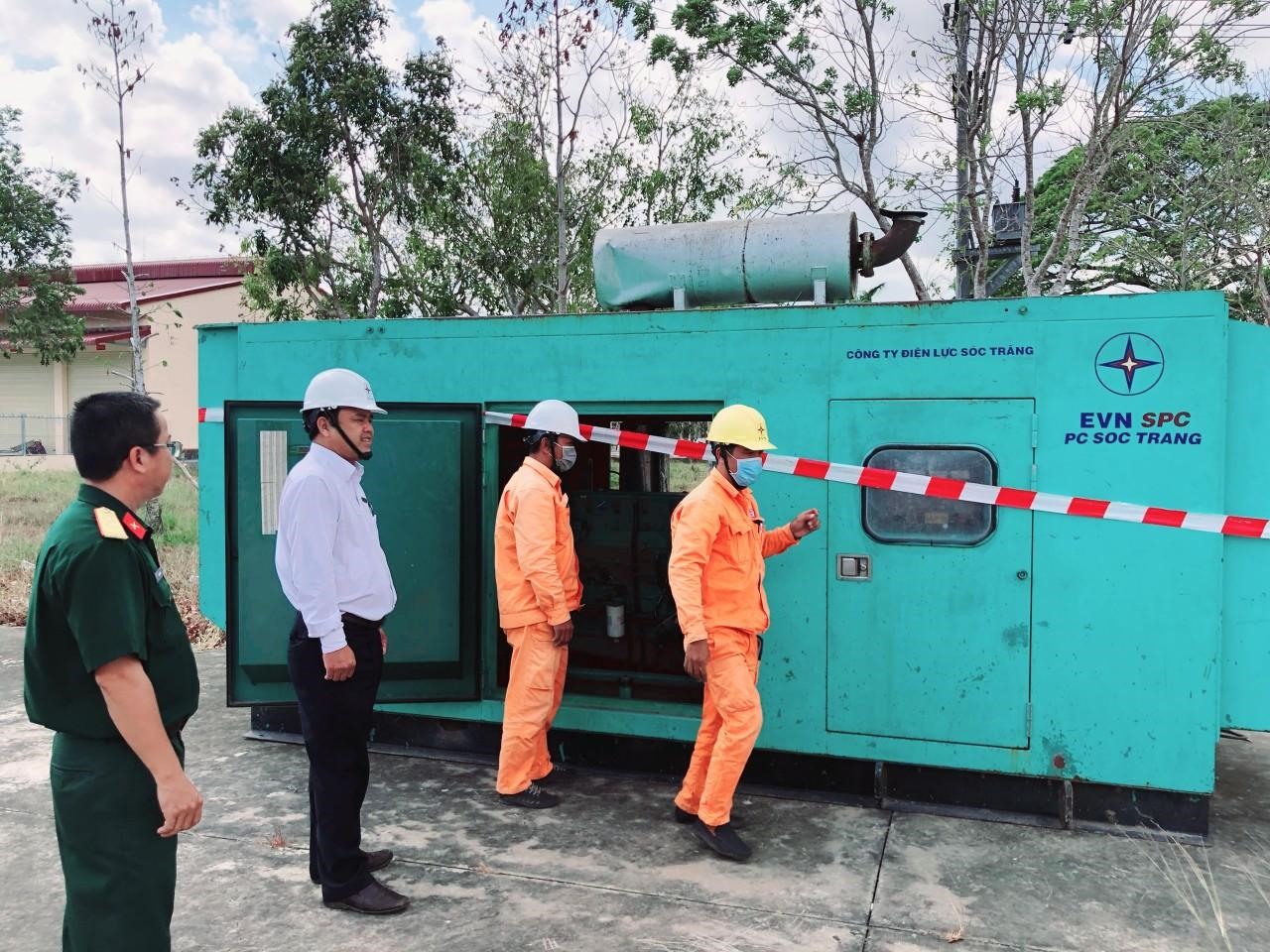 Nhân viên Công ty Điện lực Sóc Trăng kiểm tra việc lắp máy phát điện tại Trường Quân sự Quân khu 9 - nơi cách ly tập trung người từ nước ngoài trở về để phòng chống dịch COVID-19. Ảnh Đình Hoàng