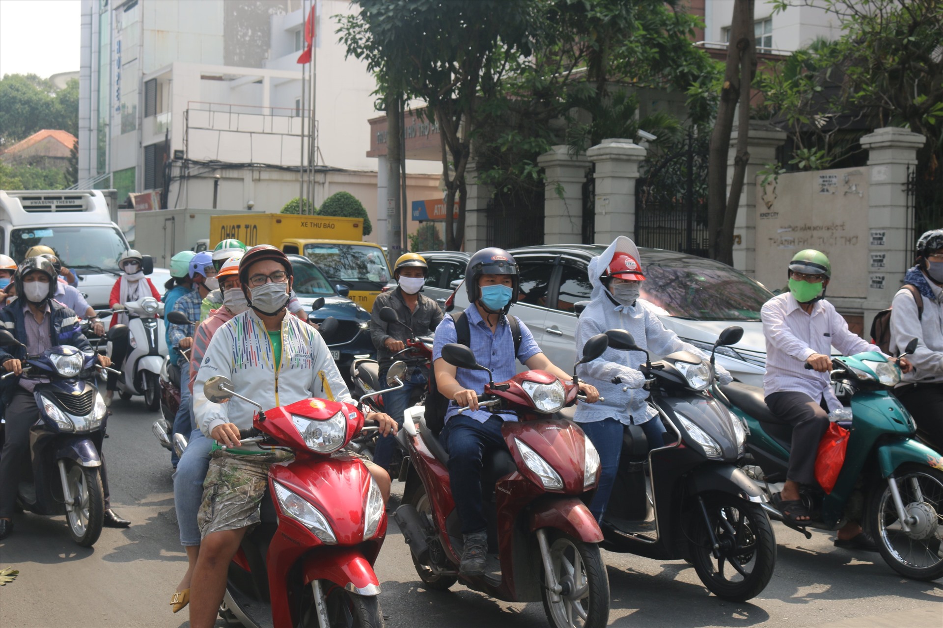 Trên nhiều tuyến phố, lượng phương tiện tập trung đông.