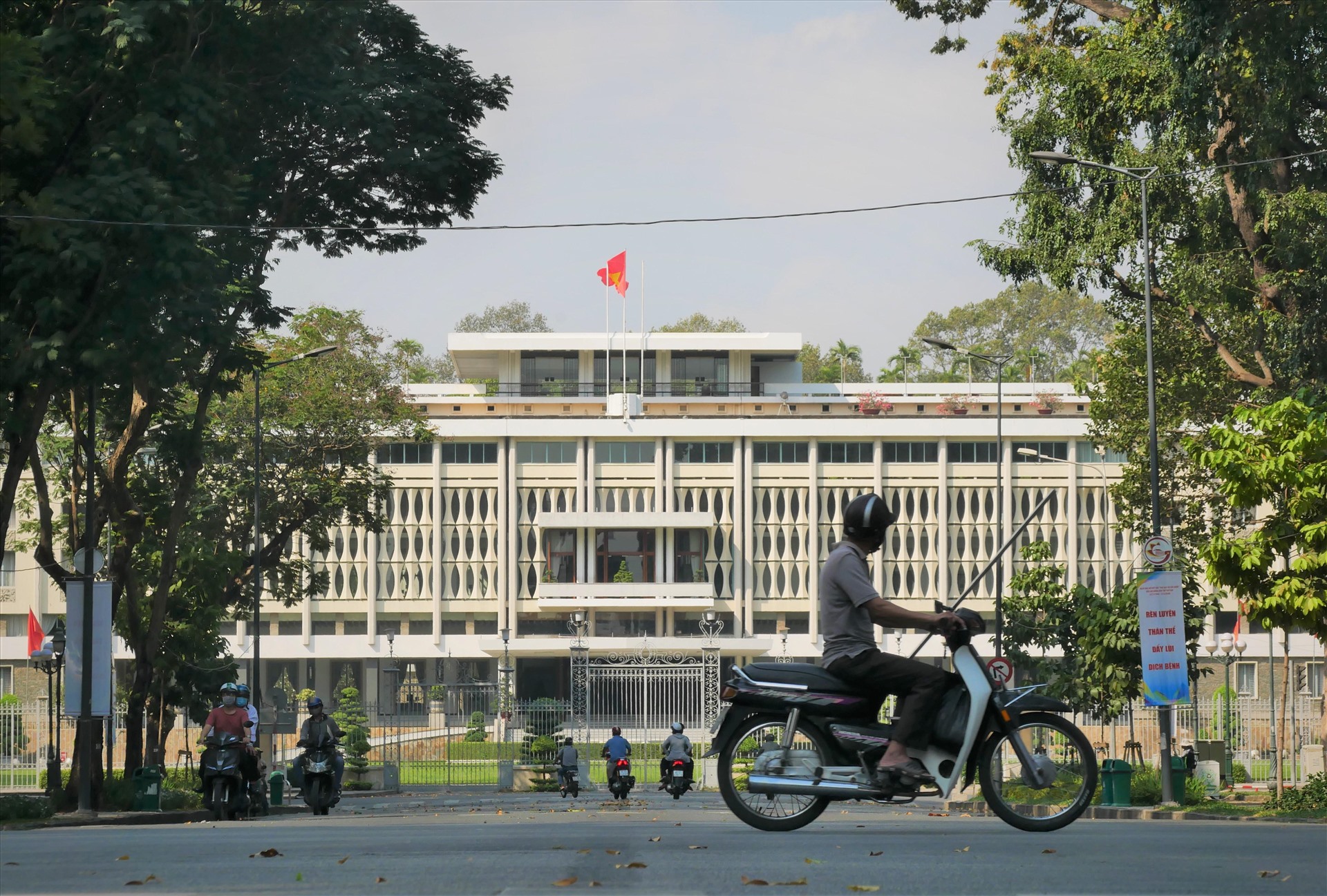 Đoạn đường trước Dinh Độc Lập sáng 15.4.