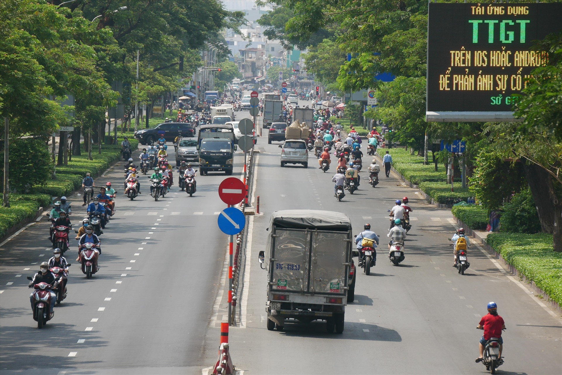Nhiều tuyến phố của TPHCM vẫn dày đặc phương tiện trong những ngày cách ly xã hội.