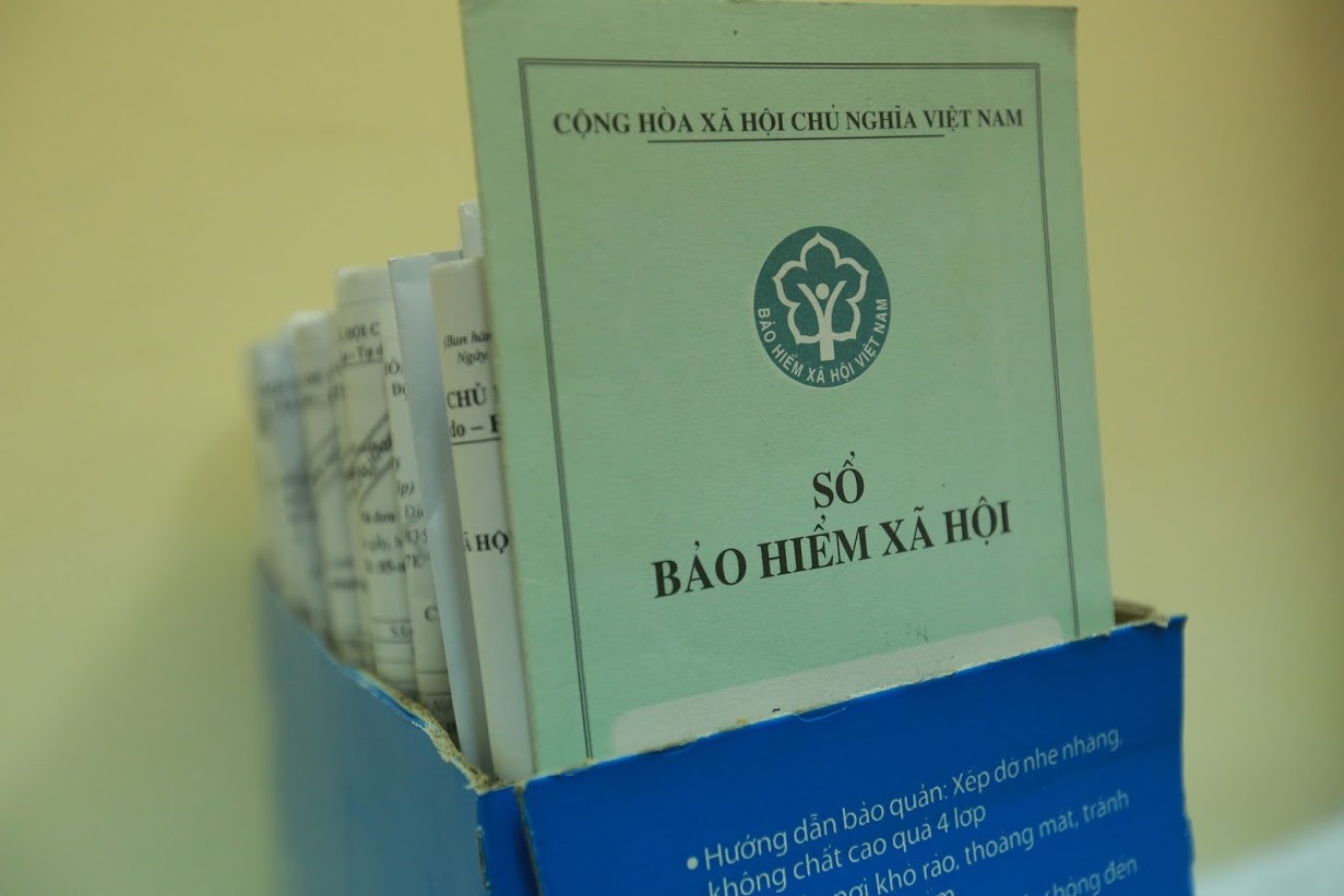 Sổ bảo hiểm xã hội. Ảnh Hải Nguyễn.