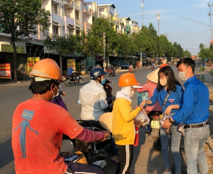 Thanh niên công nhân vào bếp nấu ăn tặng công nhân. Ảnh: N.Long