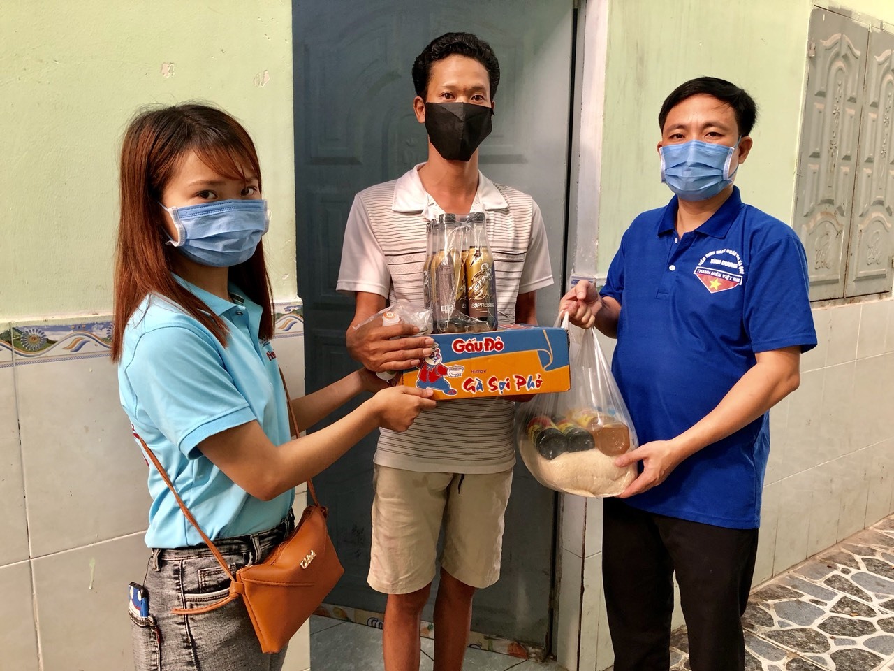 Công nhân mất việc ở nhà bất ngờ nhận được quà.Ảnh: