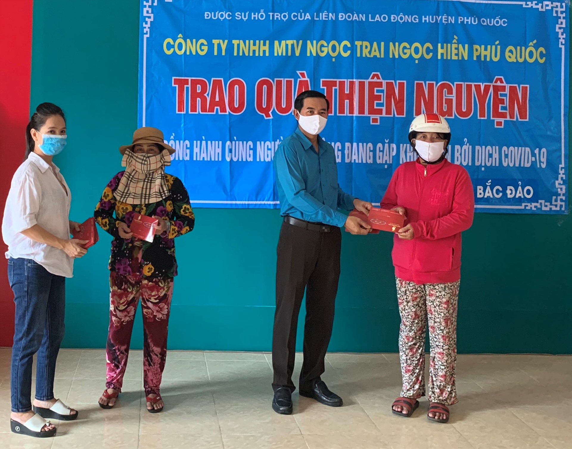 Đại diện Liên đoàn Lao động và nhà tài trợ tặng quà cho người lao động nghèo, người bán vé số tại huyện đảo Phú Quốc. Ảnh: Hoàng Dung