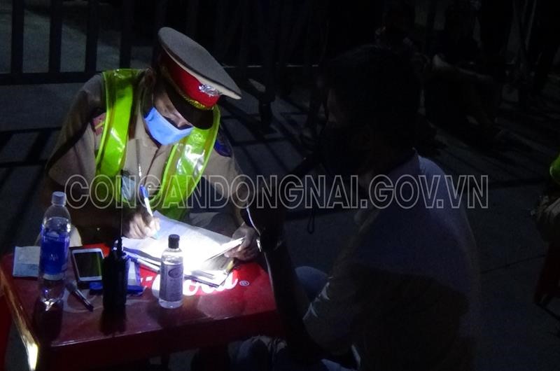 Lực lượng CSGT lập biên bản đối với các lái xe vi phạm_Ảnh: Công an cung cấp