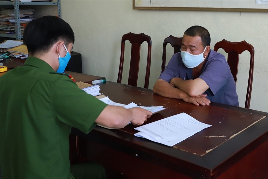 Đối tượng Thanh tại cơ quan công an. Ảnh: Linh Xong