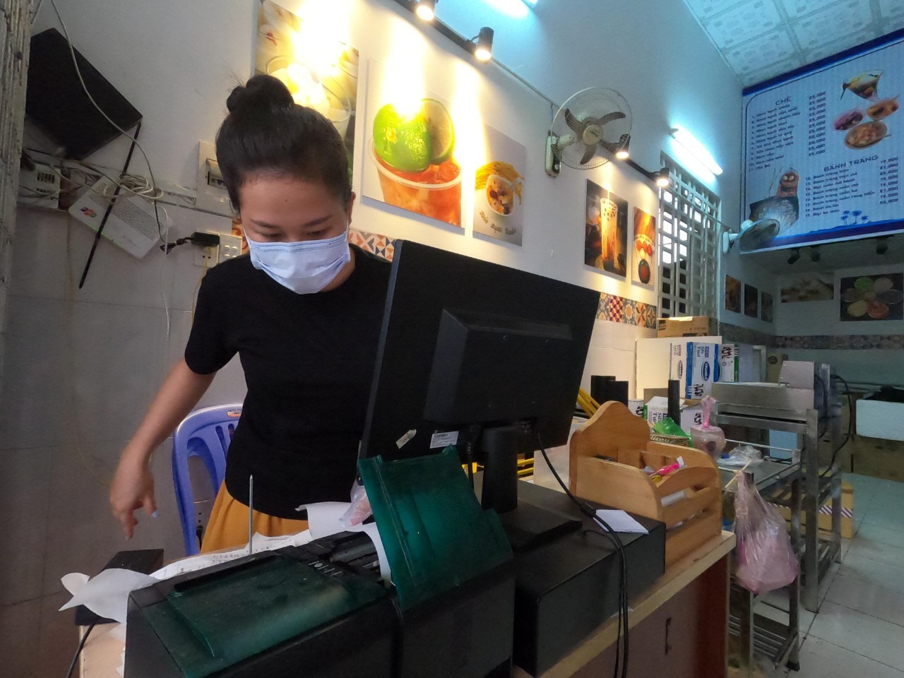 Nhân viên cửa hàng ăn uống tại Thủ Dầu Một, Bình Dương trở lại dọn dẹp. Ảnh: Đình Trọng