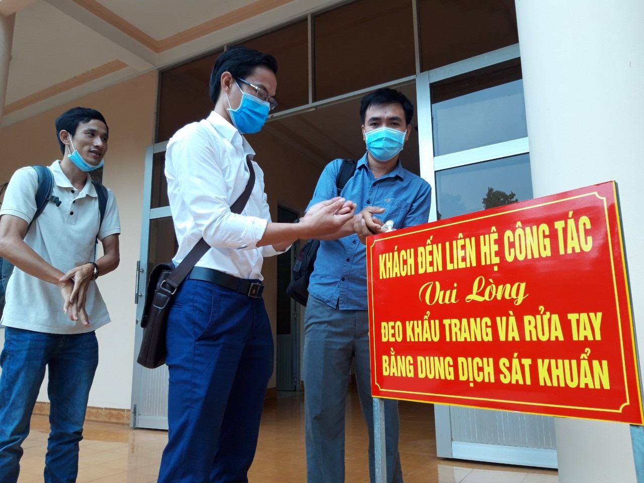 Việc đeo khẩu trang, rửa tay sát khuẩn... vẫn phải thực hiện nghiêm túc ở Bình Phước. Ảnh: Đình Trọng