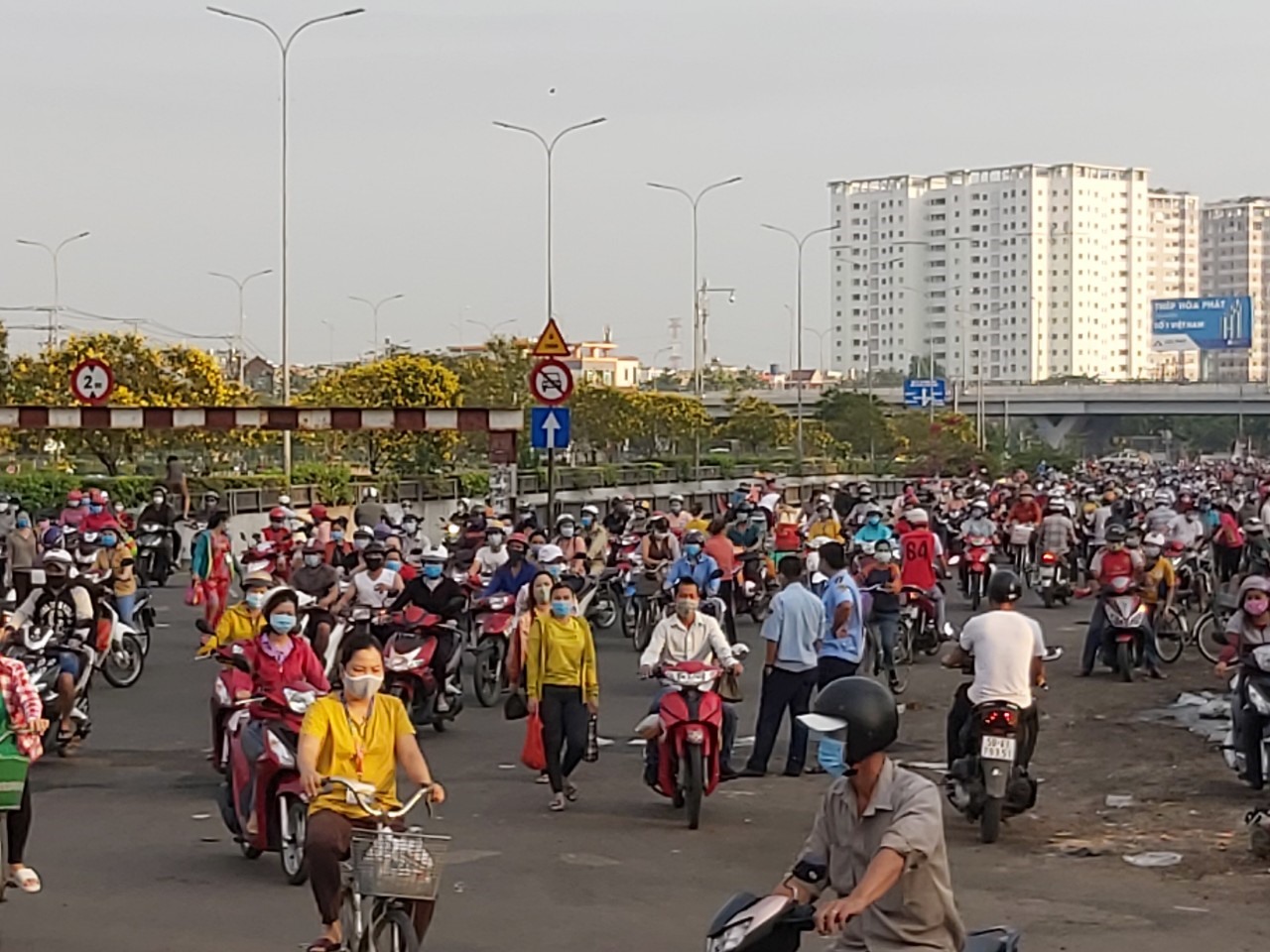 Công nhân Công ty PouYuen đến công ty sáng 16.4. Ảnh Đức Long