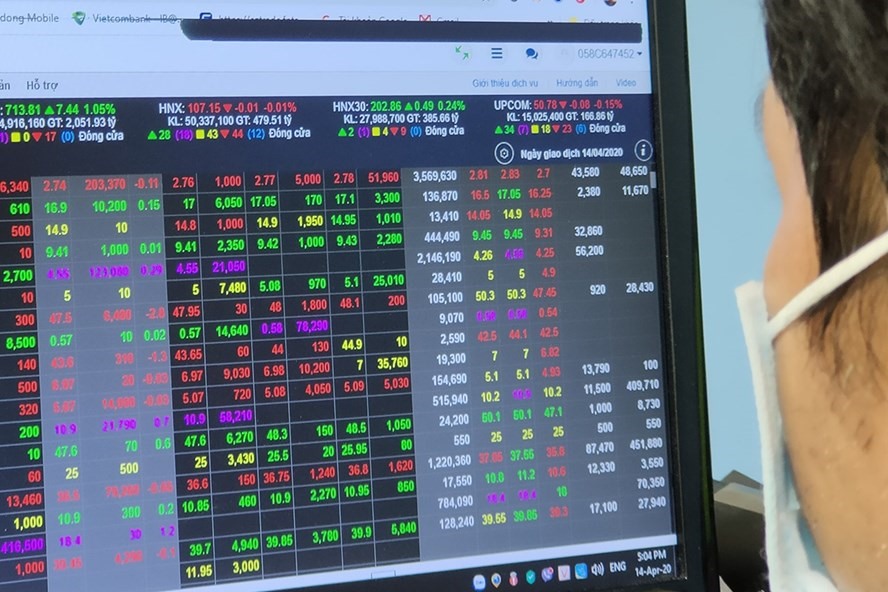 Chờ đợi chỉ dấu của chỉ số Vn-Index phiên giao dịch hôm nay 15.4.2020. Ảnh:Thế Lâm.